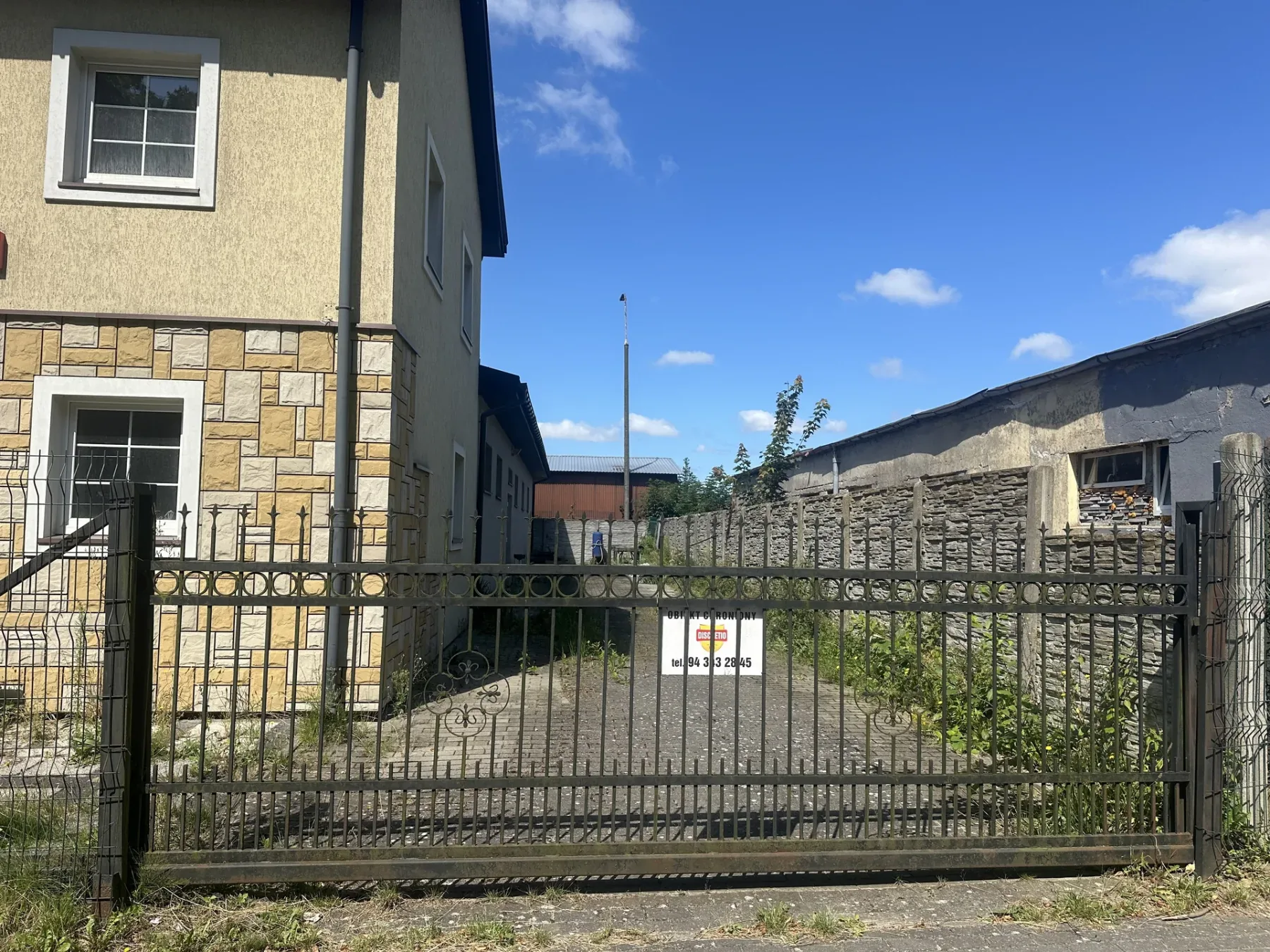 Plac pomiędzy budynkami